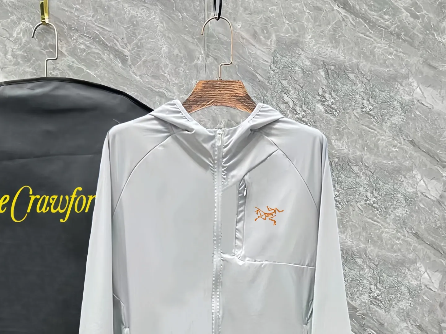 【 】 Arcteyx Training Series ！ 。 ！ Original ！ ！ ， ， ！ ！ ！DWR ！ ～ ，Breathable ， SPF PA+++50. ！ Active ， ， ， ！ ， ， ！ ， ！ ！ Classic logo ， ！ ！ ！UVCOOL ！ ！ ！ +50 。 ！ ！ ！ ！ ：Black，White， Size: S-XL